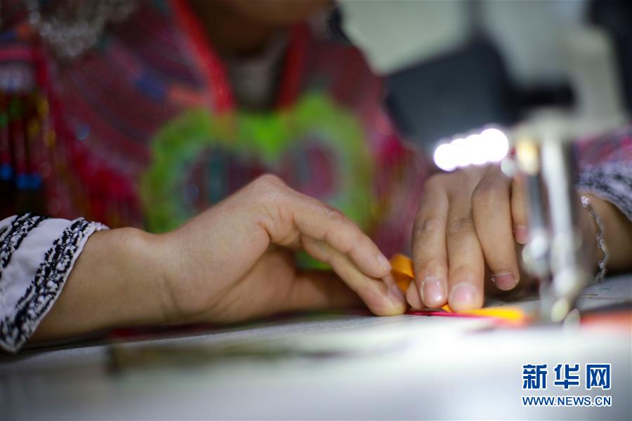 青年刺繍作業場が村民を豊かな暮らしへと後押し　貴州省黔西