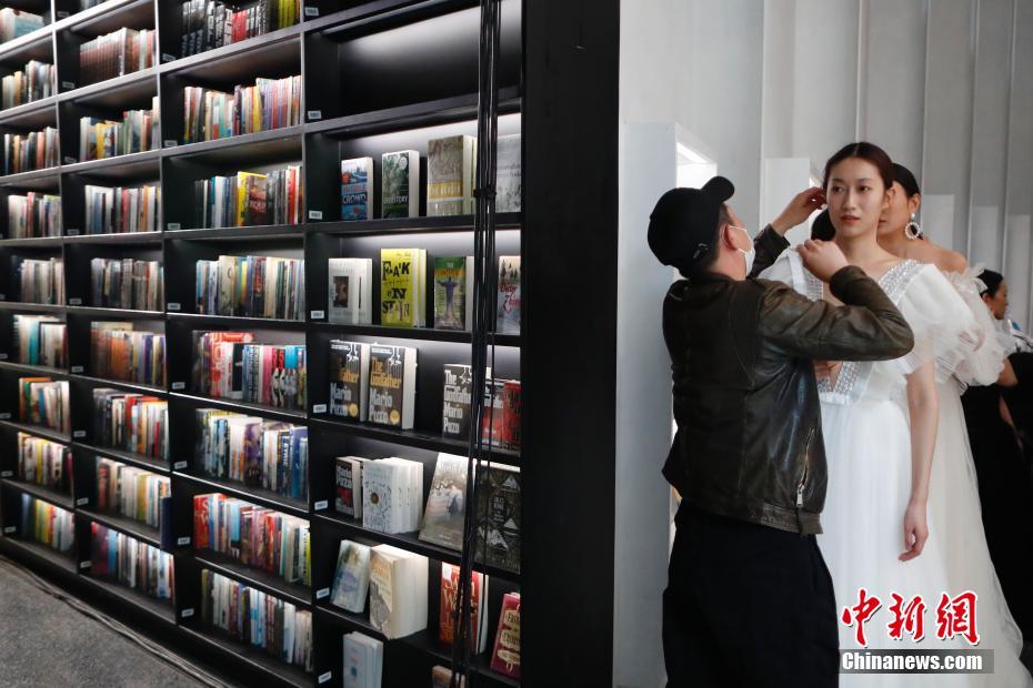 書店でファッションショー開催　北京