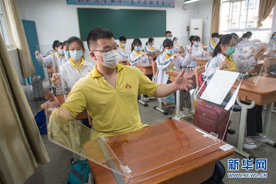 武漢で高校3年生の授業再開　飛沫飛散防止のためのクリア板設置　湖北省