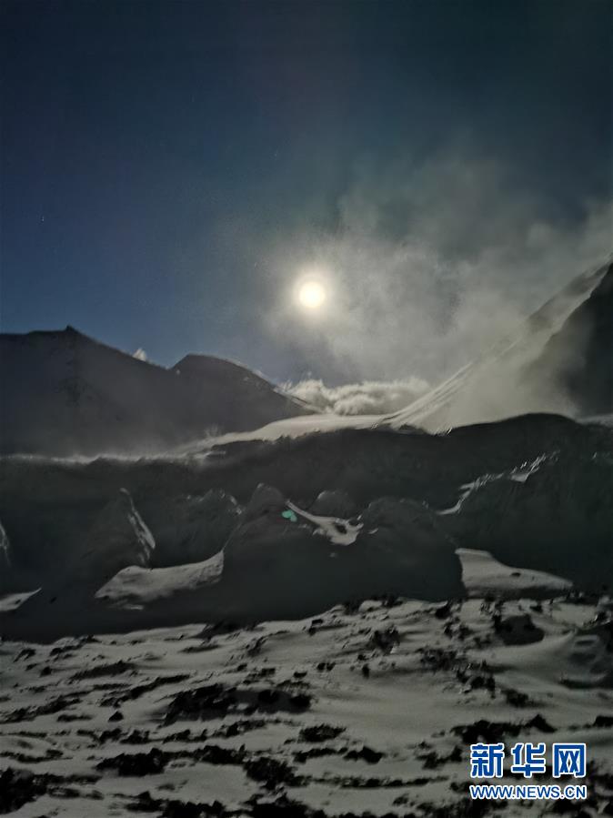 チョモランマ測量登山隊が標高6500メートルからとらえたスーパームーン