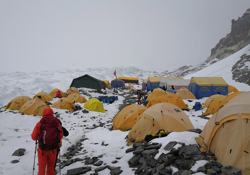 標高6500メートル地点のキャンプに到着した測量登山隊（撮影・辺巴）。
