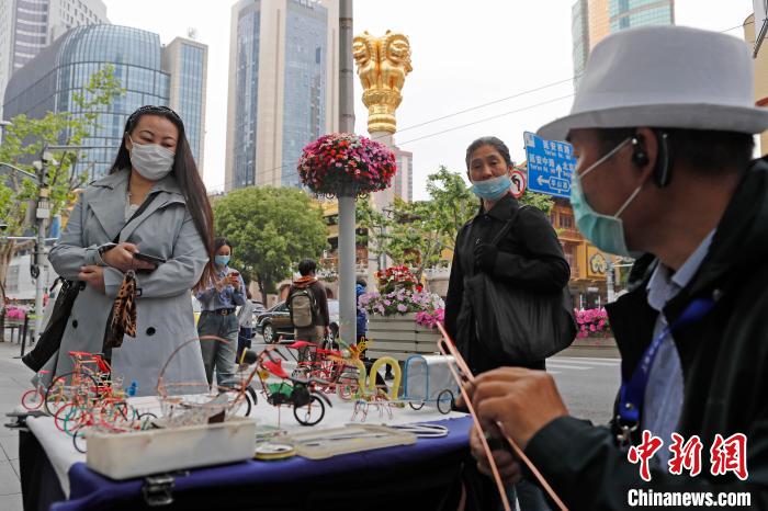 上海の街に大道芸人の姿再び　徹底した管理の下、賑わい取り戻す