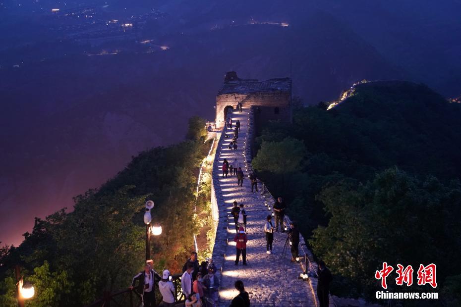 5月9日、北京の古北水鎮景勝地司馬台長城でナイトツアーを楽しむ観光客（撮影・蘇丹）。