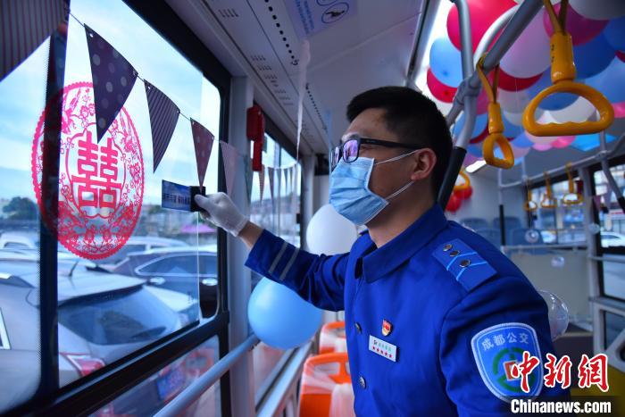 「ウェディングバス」が新型コロナウイルス後、初めて運行　四川省成都