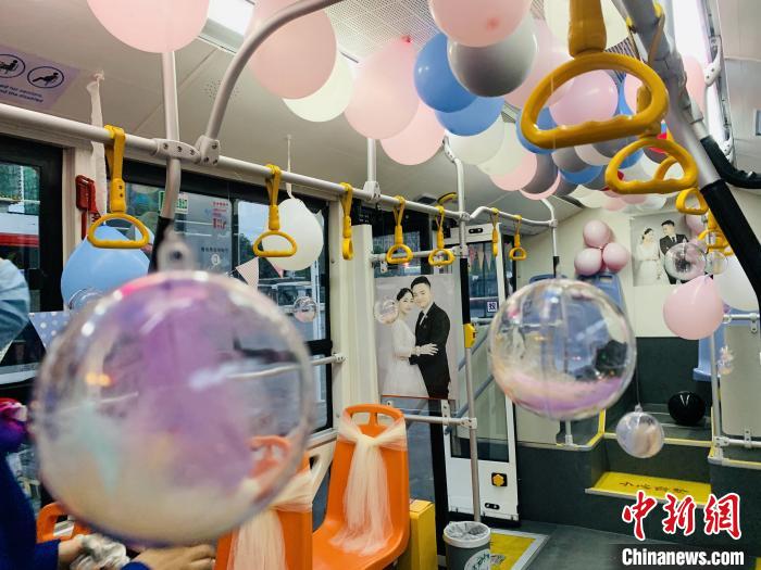 「ウェディングバス」が新型コロナウイルス後、初めて運行　四川省成都