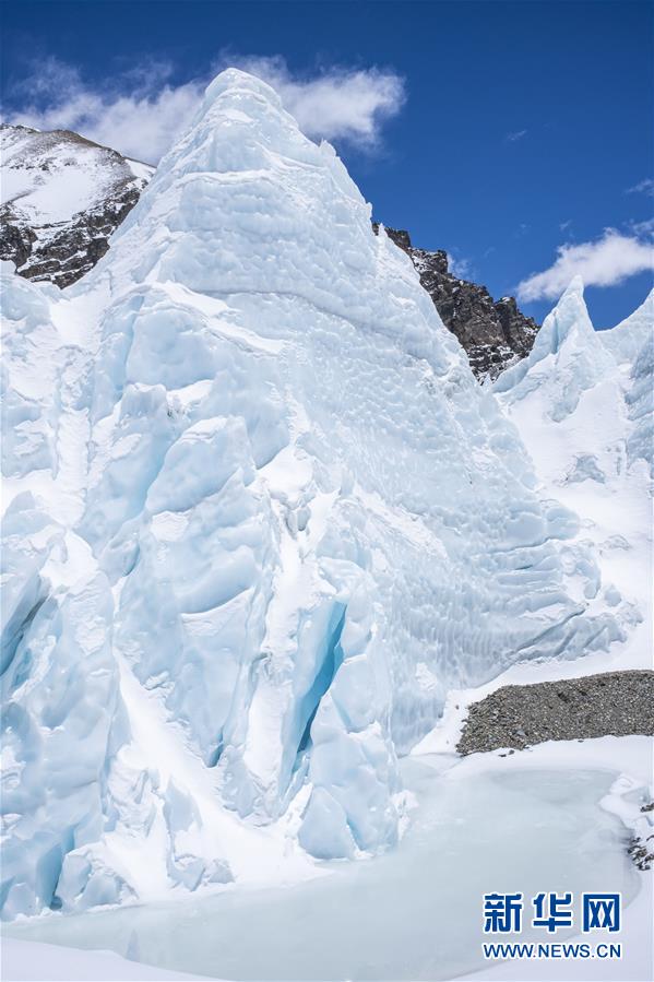 チョモランマ標高5800メートルから6500メートルにかけての氷塔林（5月9日撮影・孫非）。
