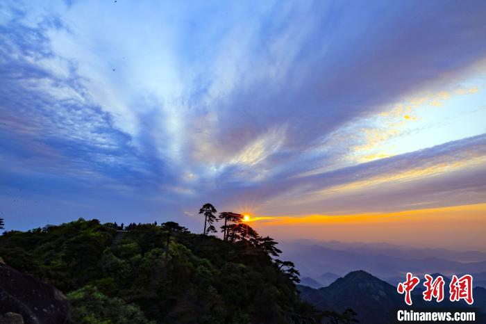 朝靄がたなびく三清山の美しい朝焼け　江西省