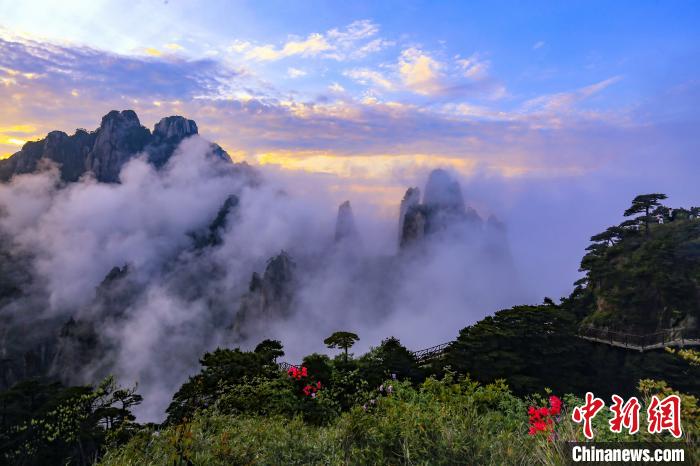 朝靄がたなびく三清山の美しい朝焼け　江西省