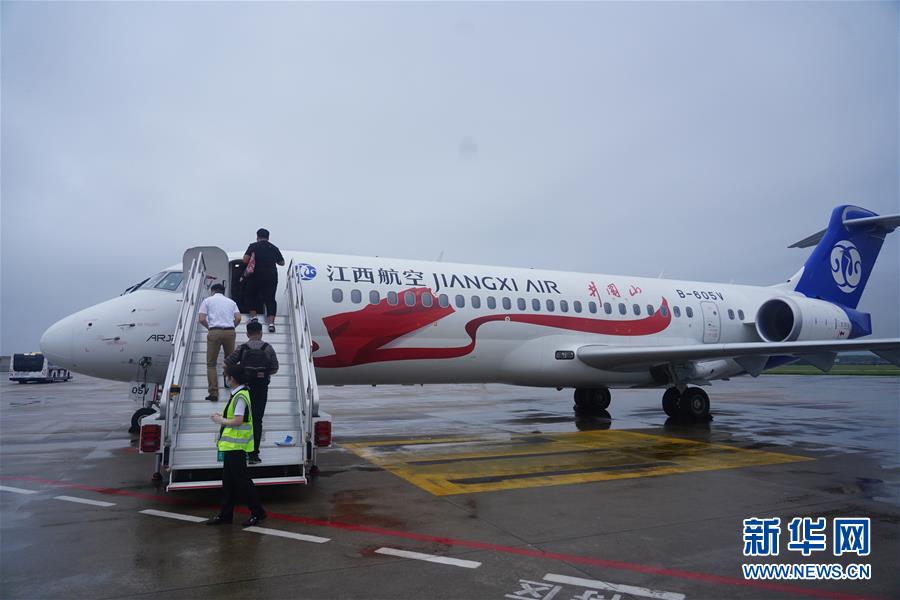中国国産旅客機ARJ21が江西航空の「井岡山号」として初飛行　江西省