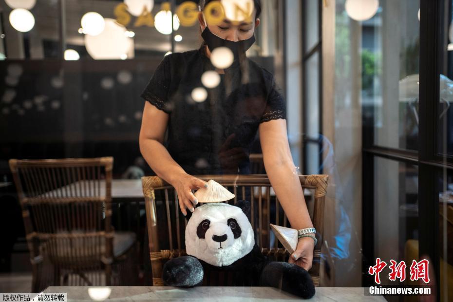 タイのレストランにソーシャルディスタンス確保用「パンダ」登場