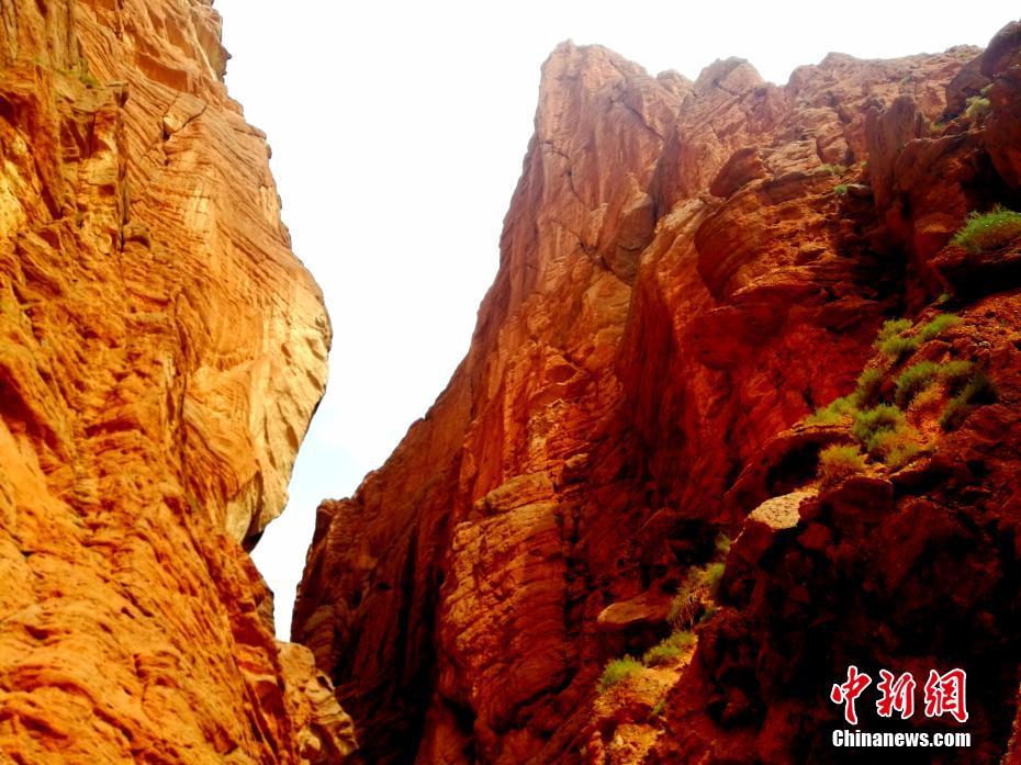 震撼！新疆天山神秘大峡谷の「赤褐色の絶壁」