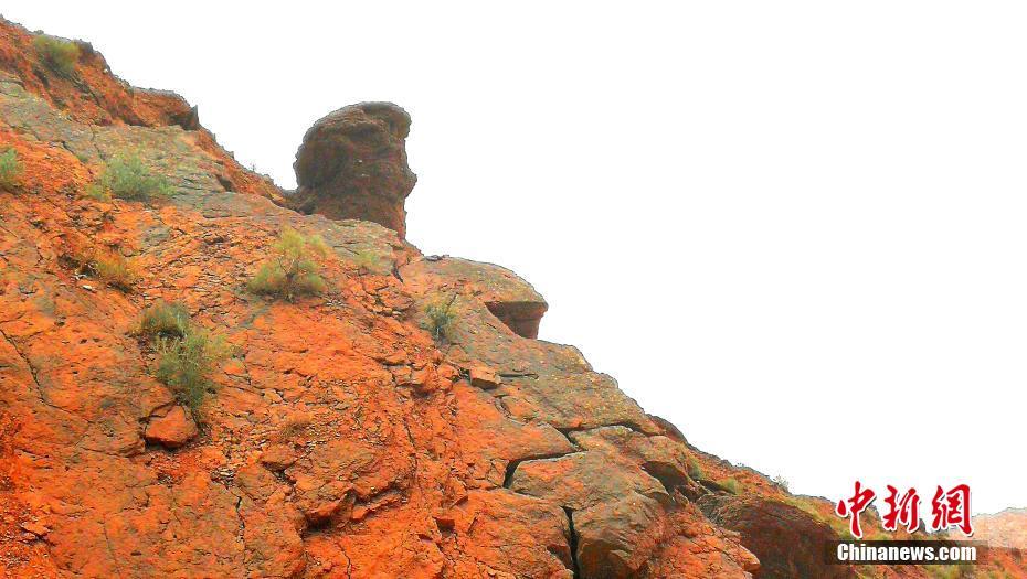 震撼！新疆天山神秘大峡谷の「赤褐色の絶壁」