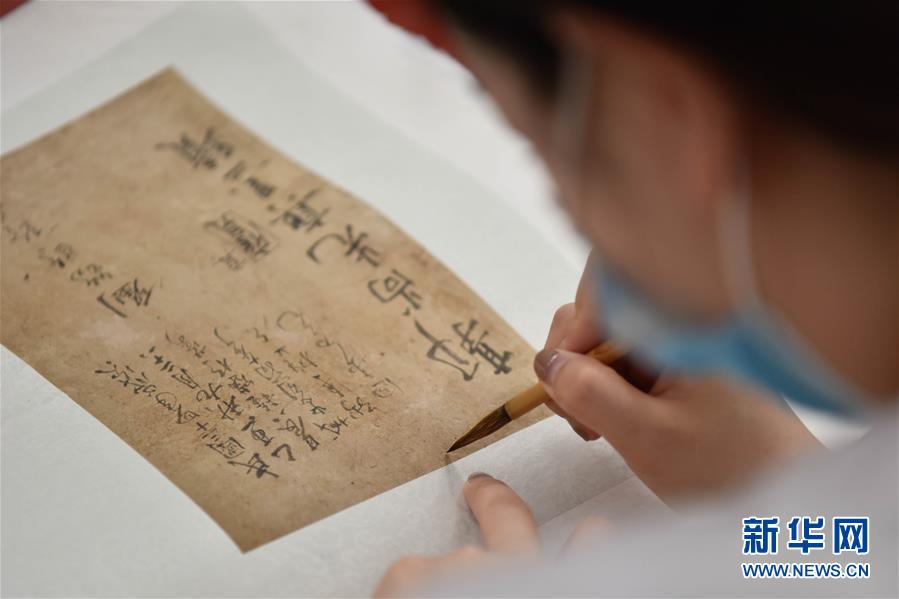 四川省博物院・文化財保護修復センターで書画の修復を行う書画修復師。