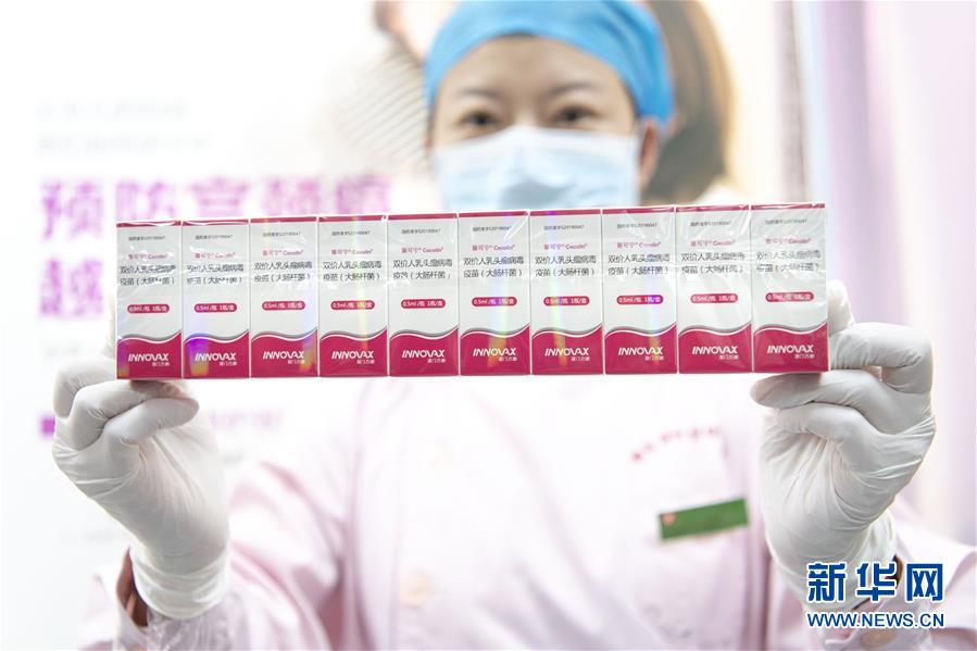 5月18日、湖北省婦幼保健院で、国産HPVワクチンを見せる看護師（撮影・熊琦）。