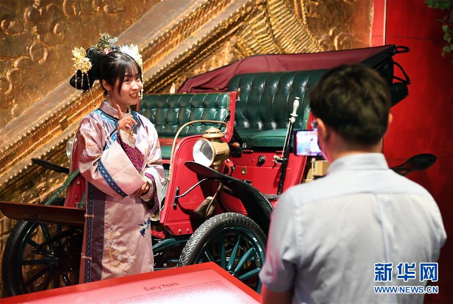 5月18日、北京汽車博物館で、ストーリー形式で、オンライン・ライブ配信プラットフォーム上で展示品を紹介する博物館職員（写真左、撮影・任超）。