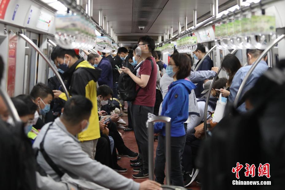 5月18日、北京地下鉄1号線に乗る市民（撮影・ 蒋啓明）。