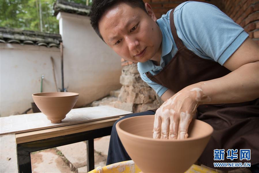 中日文化交流の証である南宋青磁茶碗「馬蝗絆」を青年陶芸家が再現