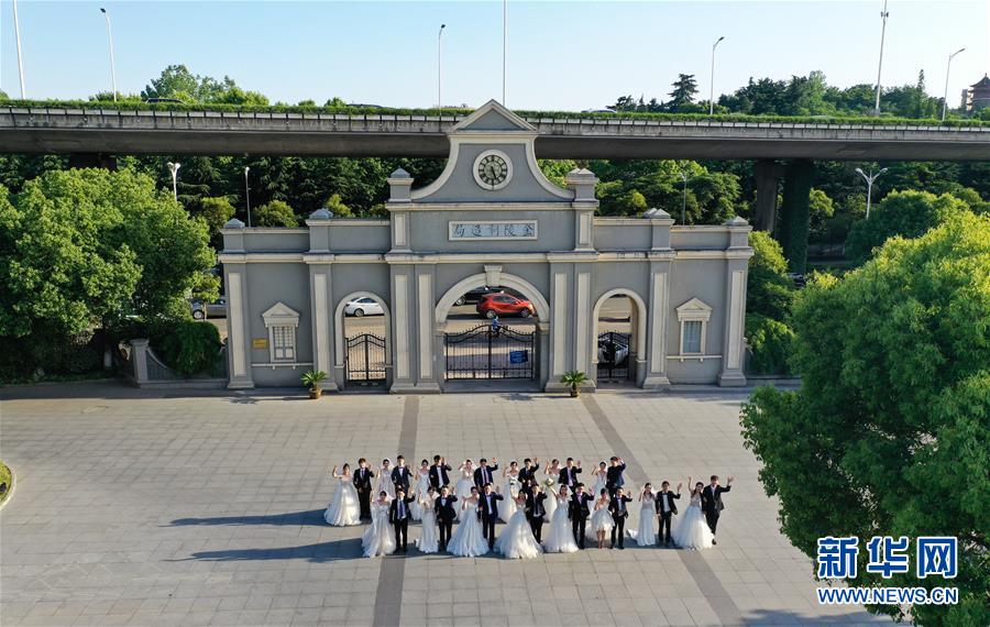 5月19日、結婚写真を撮影する新婚カップルたち（ドローンによる撮影・季春鵬）。