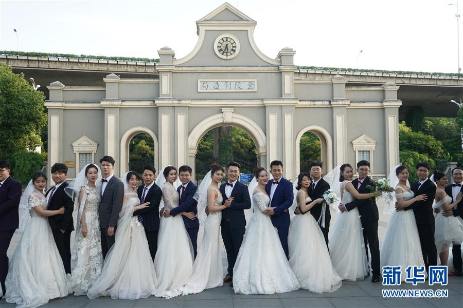 「白衣の戦士」が幸せあふれる合同結婚式　江蘇省南京市