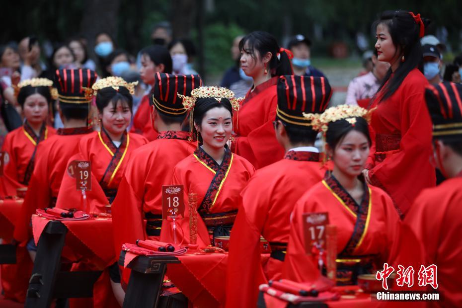 「ウイルスと闘う」新婚カップル20組が漢服姿で結婚式　江蘇省南京