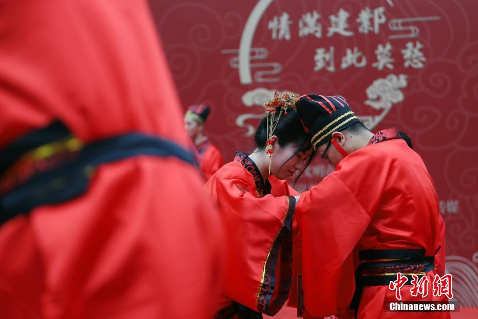 「ウイルスと闘う」新婚カップル20組が漢服姿で結婚式　江蘇省南京