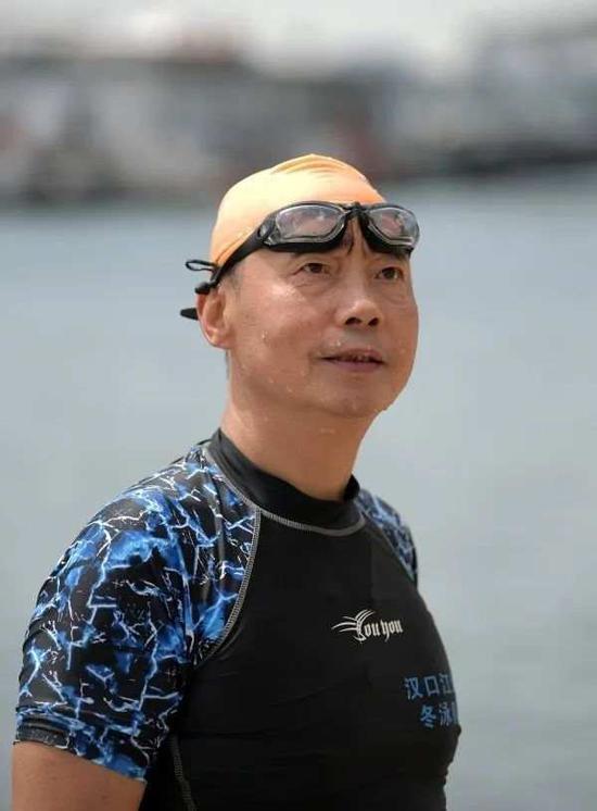長江を泳いで横断した王双寧さん。