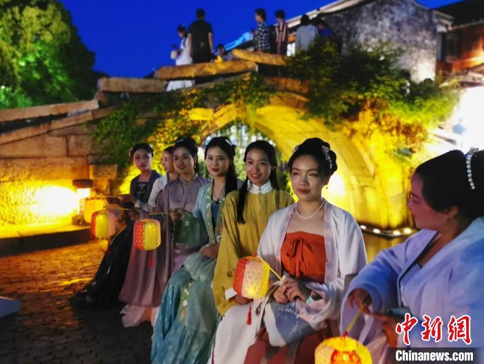 漢服姿で夜の江南古鎮・周荘を観光する若者たち　江蘇省