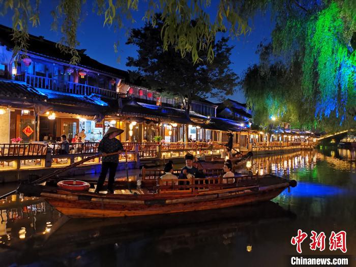 漢服姿で夜の江南古鎮・周荘を観光する若者たち　江蘇省