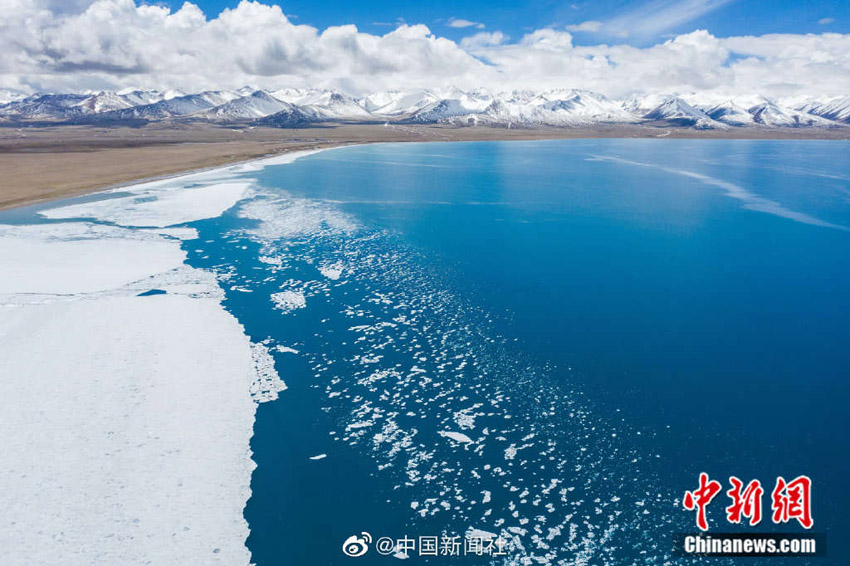 氷が解け始め、清らかな美しさ広がる西蔵ナムツォ湖