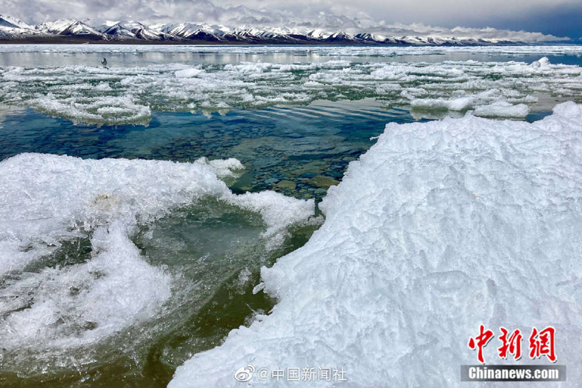 氷が解け始め、清らかな美しさ広がる西蔵ナムツォ湖