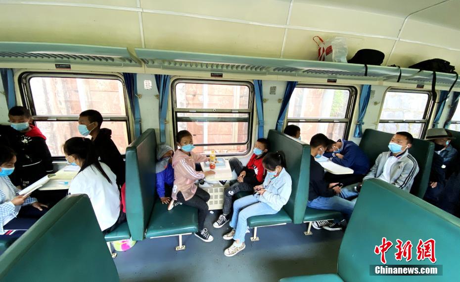 安心できるスクールバス！四川省大涼山の山奥を走る「鈍行列車」