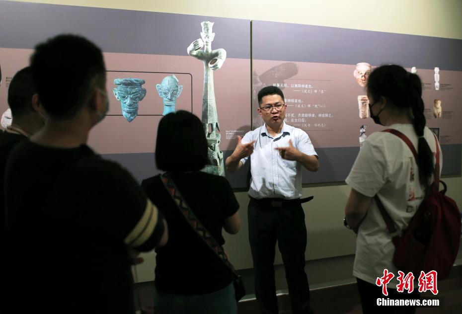 成都金沙遺址博物館で聴覚障害の青年が古蜀文明を手話で解説　四川省