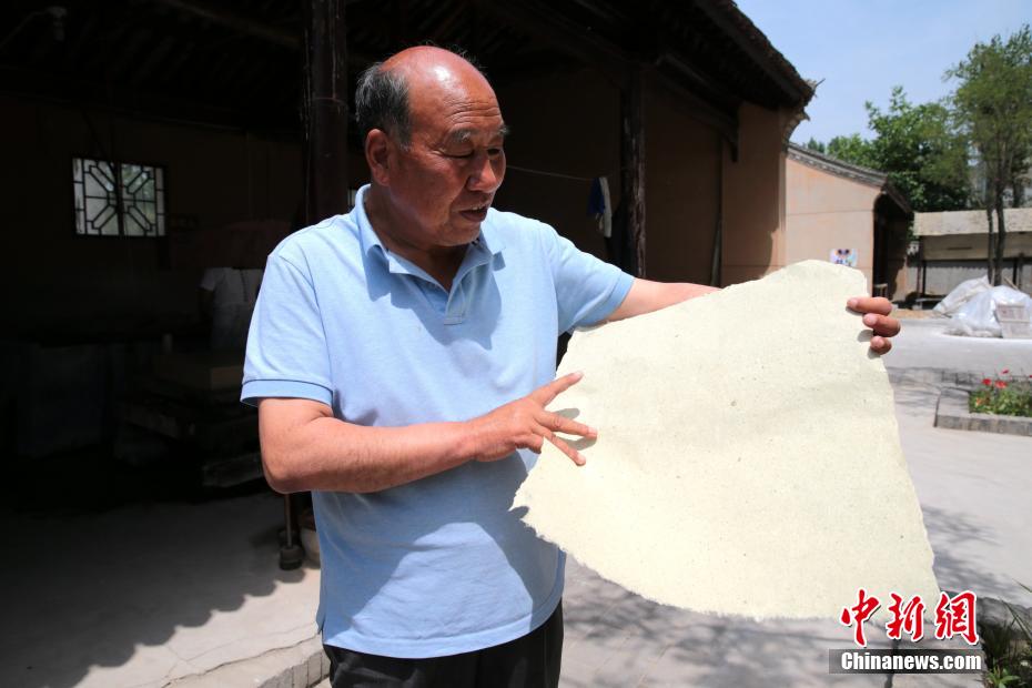 陝西省起良村の「パンダ紙」　古来の製法で糞便を利用