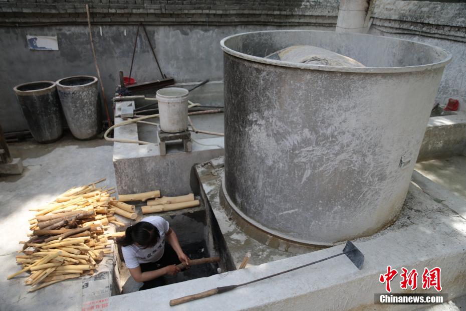 陝西省起良村の「パンダ紙」　古来の製法で糞便を利用