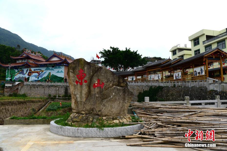 福建畭村の変遷記　村を飾り立て、観光客迎える