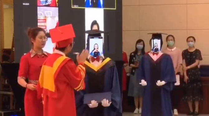 南京郵電大学大学院2020年度卒業式・学位授与式。（同校の微信公式アカウント画面のスクリーンショット）。