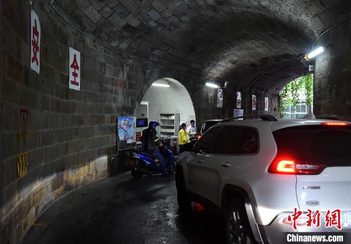 給油するなら洞窟へ！重慶市のユニークなガソリンスタンド