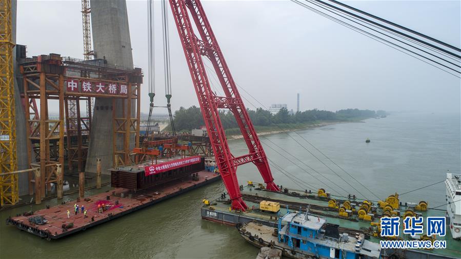 中国初の時速350キロの長江鉄道橋、鋼桁設置を開始
