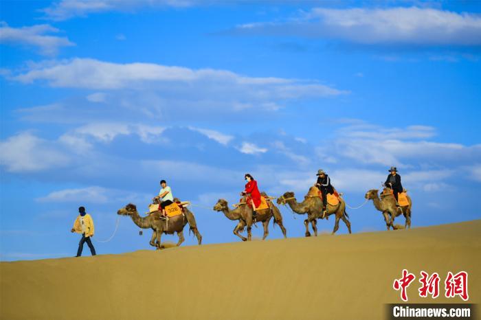 砂漠の絶景が広がる甘粛省敦煌市の鳴沙山・月牙泉