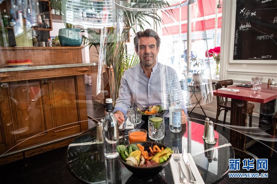 5月27日、仏パリのレストランで、保護シールドの中で食事をとる男性（撮影・オーレリアン・マリソル）。