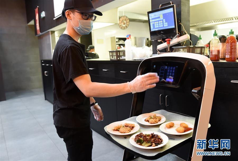不要な接触減らすため、ロボットが給仕するウィーンのレストラン