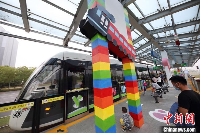 「子供心くすぐる」路面電車プラットホーム登場　江蘇省南京市