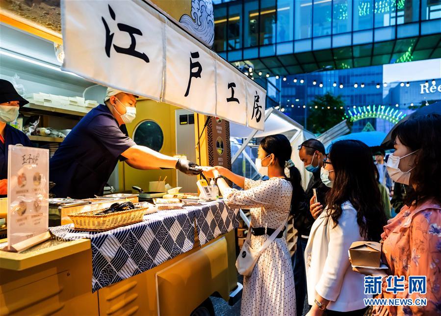 5月30日夜、営業再開した安義夜巷で日本食を購入する女性ら（撮影・劉穎）。