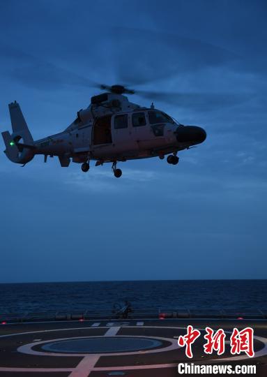 中国海軍第35次護衛艦隊が昼夜を跨ぐ飛行訓練を実施