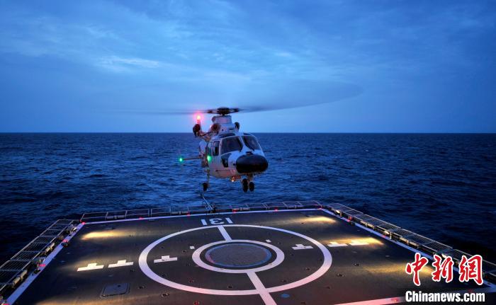 中国海軍第35次護衛艦隊が昼夜を跨ぐ飛行訓練を実施