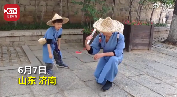 青衣編笠の侠客に扮した父子がゴミ拾いボランティア　山東省済南