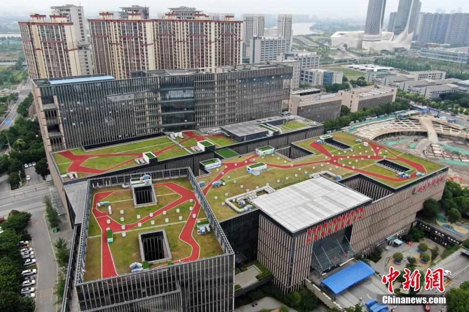 今月9日、上空から撮影した江蘇省南京市建鄴区河西ニュータウンの南京市児童病院の屋上に建設された「空中庭園」（撮影・泱波）。 