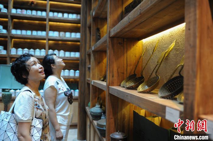 美食博物館で清朝の食器を見学する観光客（6月10日撮影・張■子）（■は女へんに亜）。