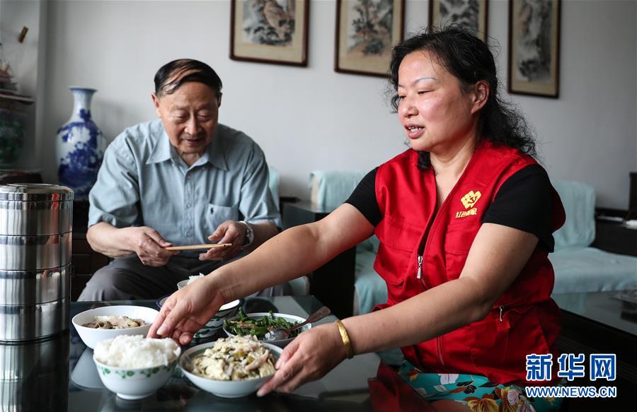 高齢者の胃袋も心も満たす「愛心厨房」　江蘇省蘇州市