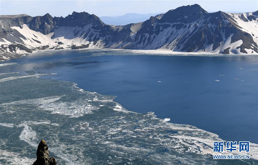 「融氷の季節」を迎えた長白山天池　吉林省
